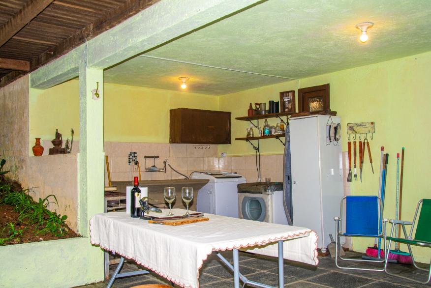 Área compartilhada de apoio com mesa e lavanderia