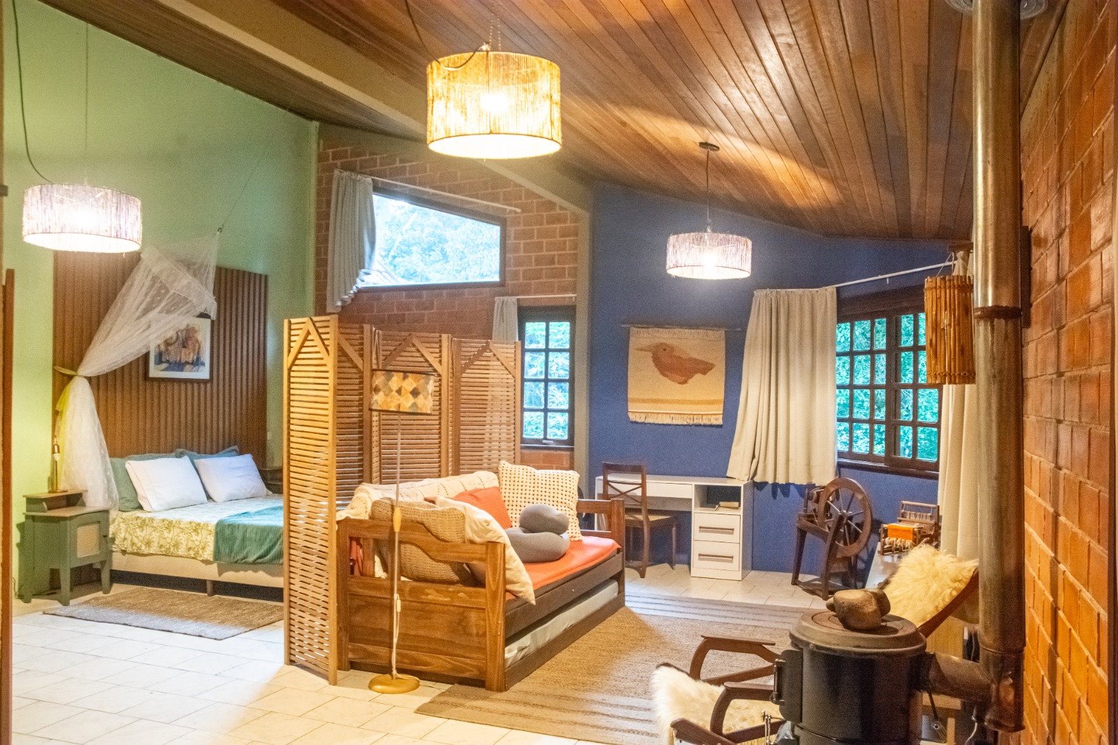 Ambiente interno com lareira e estar