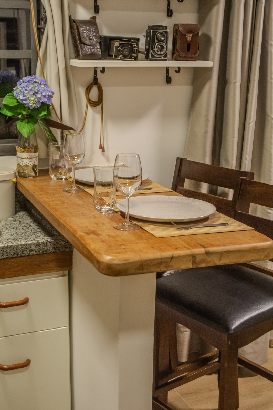Mesa posta com taças e flores